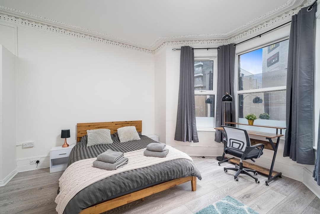 London 2-Bed Flat | Wood Green | Permit Parking - View 1