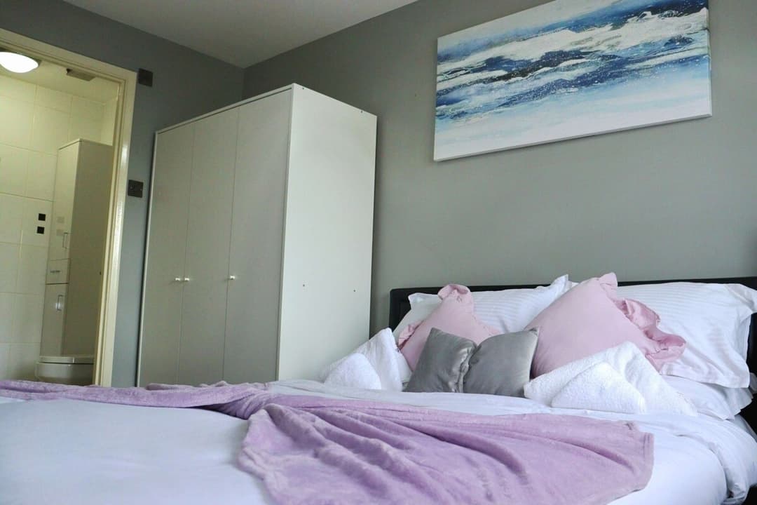 Luxury 3BR House Parking Fast WiFi Heathrow - View 3