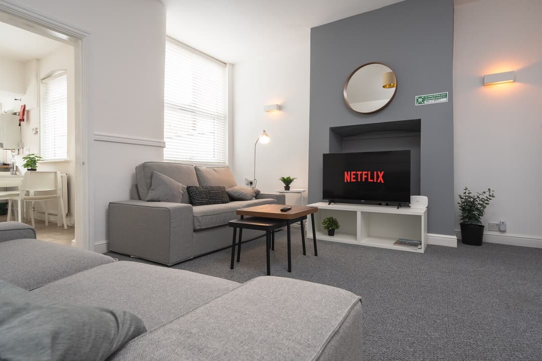 Entire 3 Modern Bedroom Home In Cheshire East| Ideal For Contractors - View 20