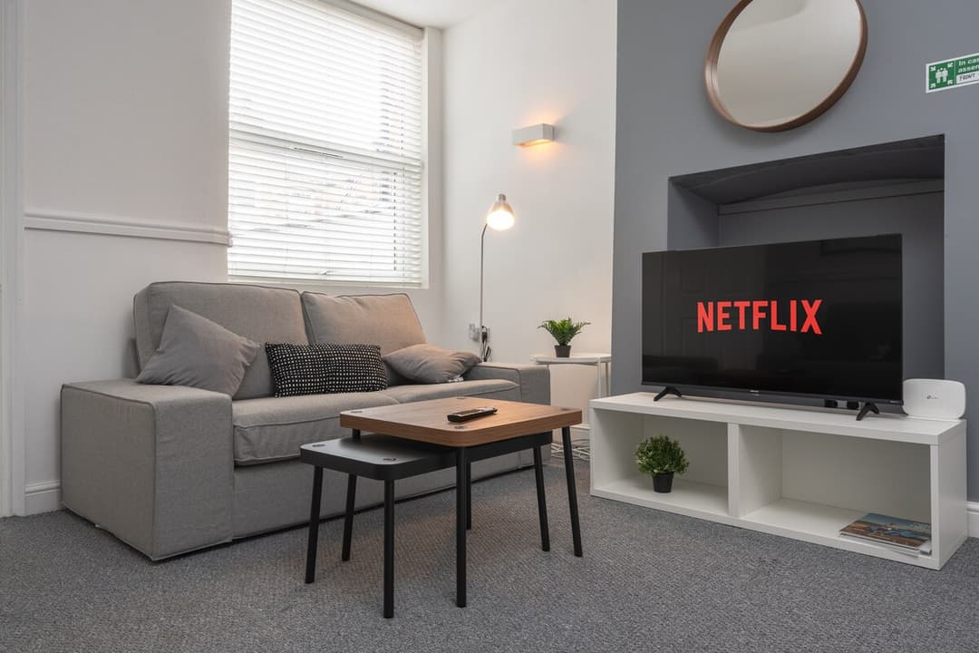 Entire 3 Modern Bedroom Home In Cheshire East| Ideal For Contractors - View 1