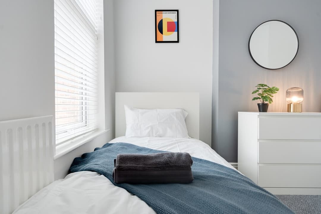 Entire 3 Modern Bedroom Home In Cheshire East| Ideal For Contractors - View 2