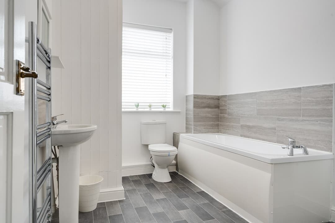 Entire 3 Modern Bedroom Home In Cheshire East| Ideal For Contractors - View 3