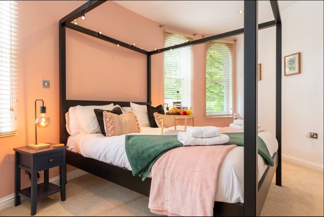 Spacious Central 3 Bed | Free Parking | Long Stay | Sleeps 6|  - View 5