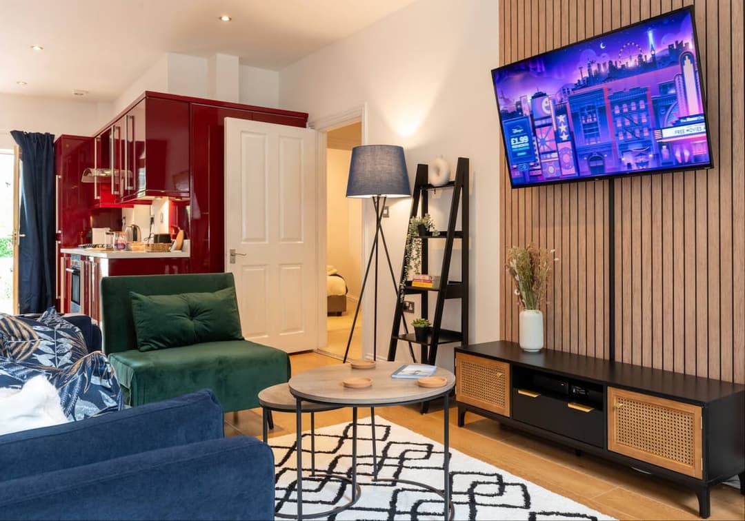 Spacious Central 3 Bed | Free Parking | Long Stay | Sleeps 6|  - View 6
