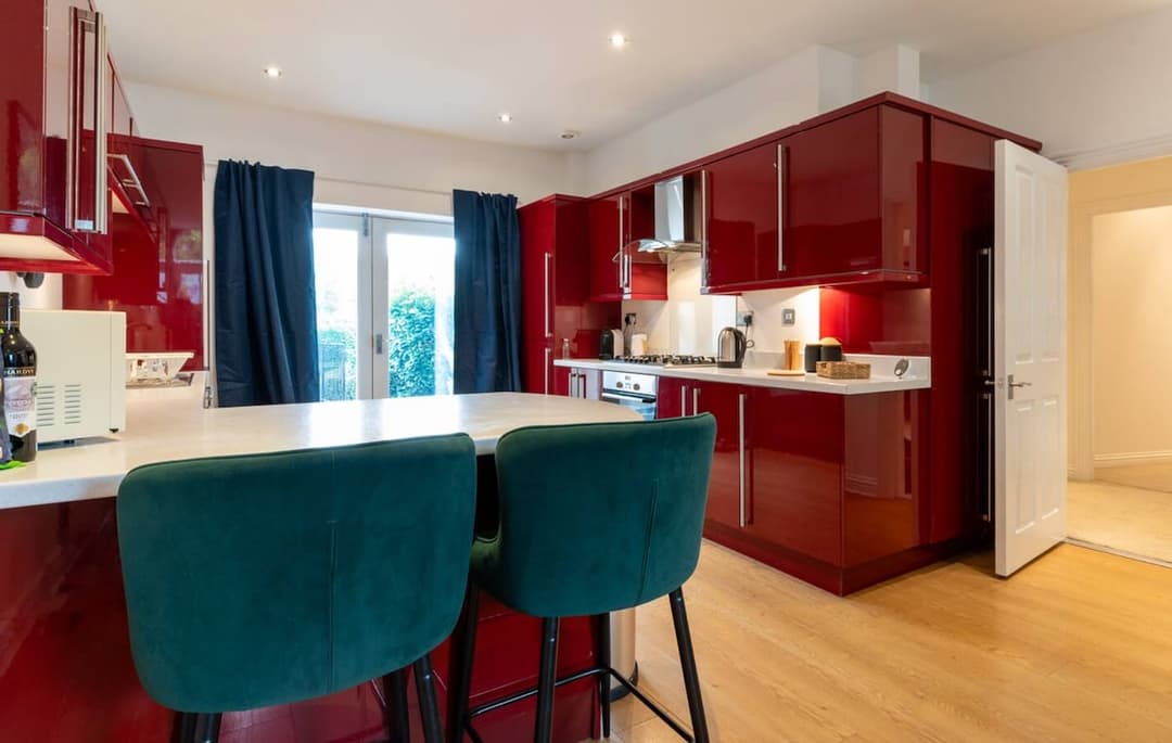 Spacious Central 3 Bed | Free Parking | Long Stay | Sleeps 6|  - View 7