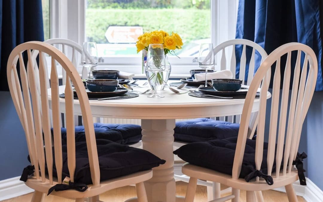 Spacious Central 3 Bed | Free Parking | Long Stay | Sleeps 6|  - View 8