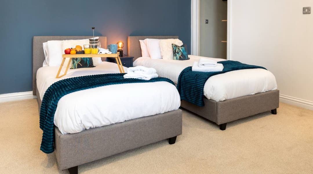 Spacious Central 3 Bed | Free Parking | Long Stay | Sleeps 6|  - View 9