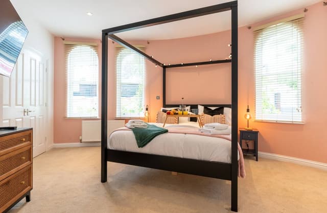 Spacious Central 3 Bed | Free Parking | Long Stay | Sleeps 6|  - View 1