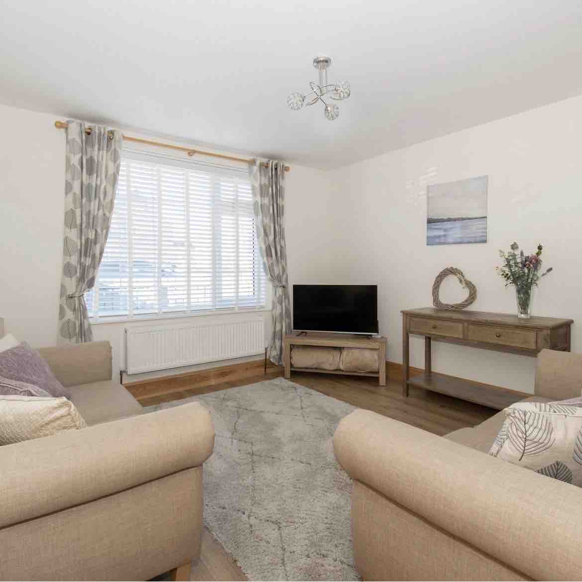 Sleeps 4| Parking| Fully Equipped Cottage | Contractors - View 1