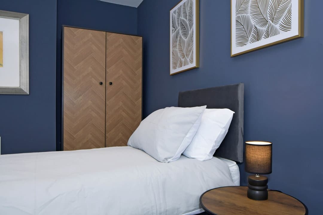 Spacious 3 Bedroom Modern House In Cheshire East - View 35