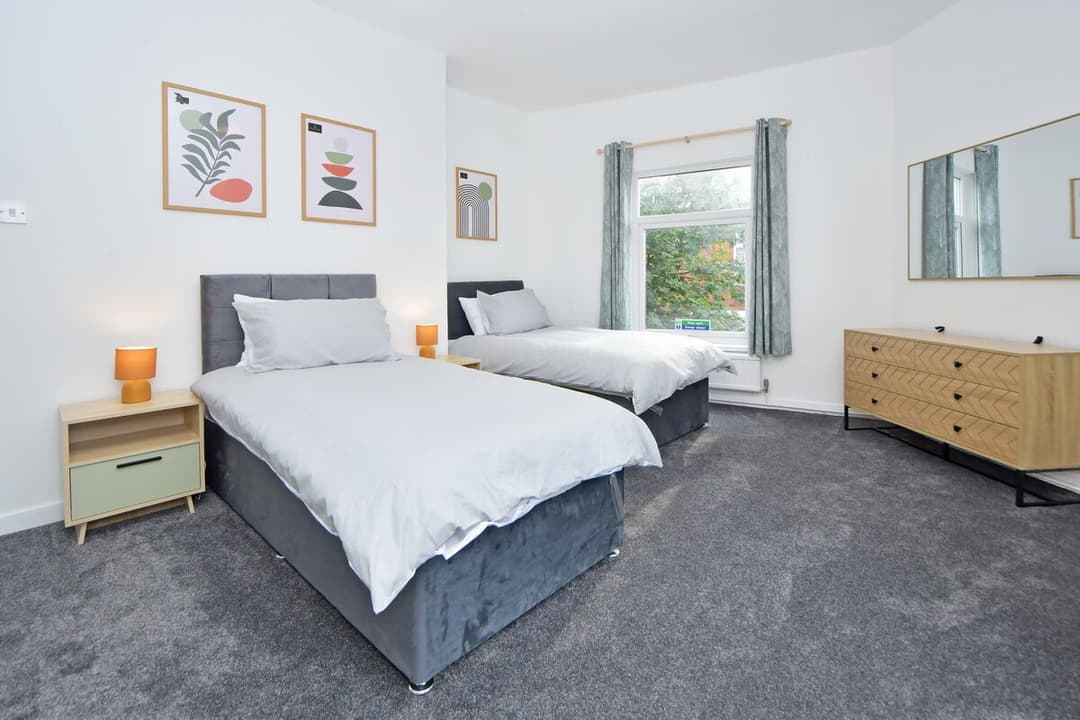 Spacious 3 Bedroom Modern House In Cheshire East - View 40