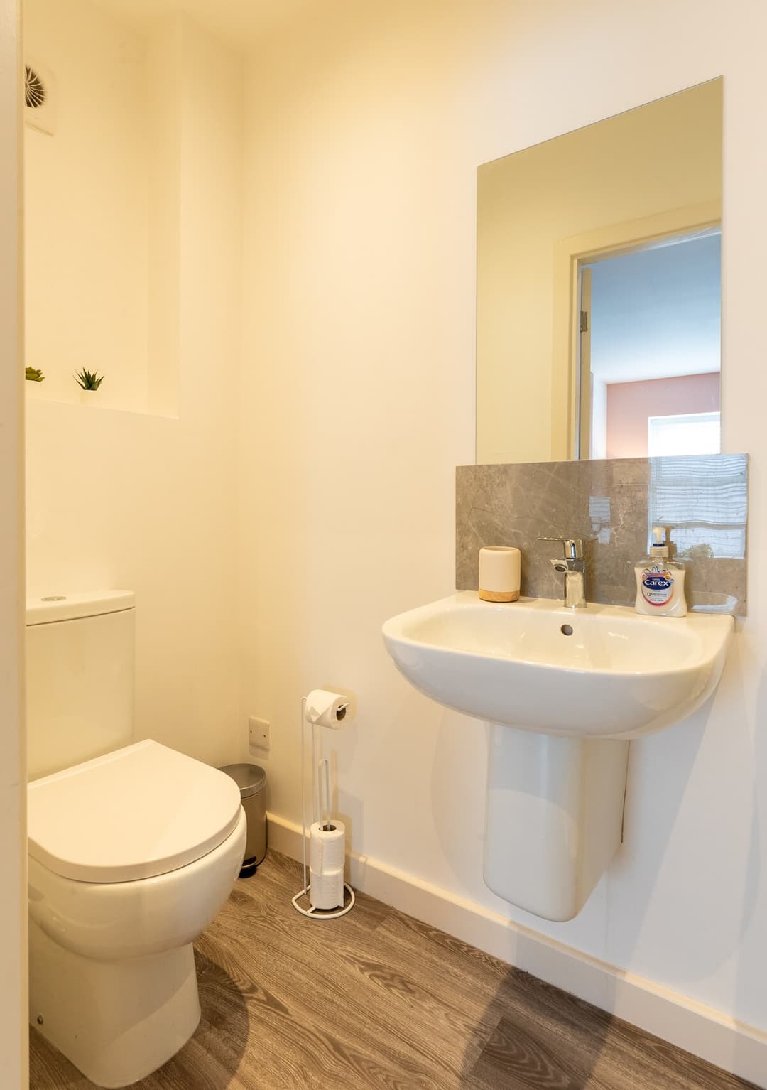 Stylish 1 Bedroom Central Apartment | Town Centre Ft 6 - View 9