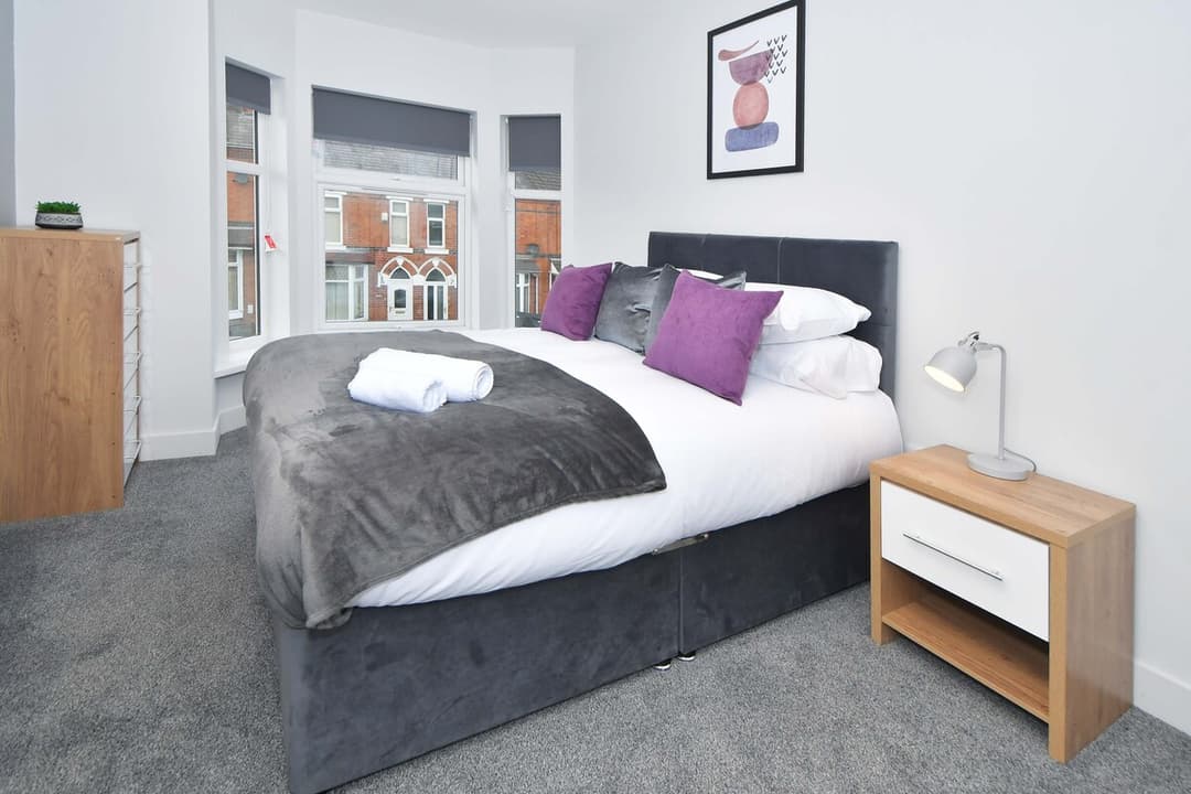 Spacious 5 Bedroom Modern Home In Crewe - View 1