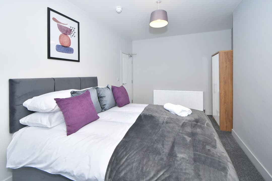 Spacious 5 Bedroom Modern Home In Crewe - View 5