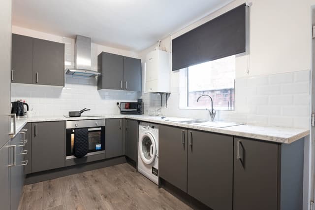 Warm And Cozy 4 Bedroom Home In Crewe - View 2