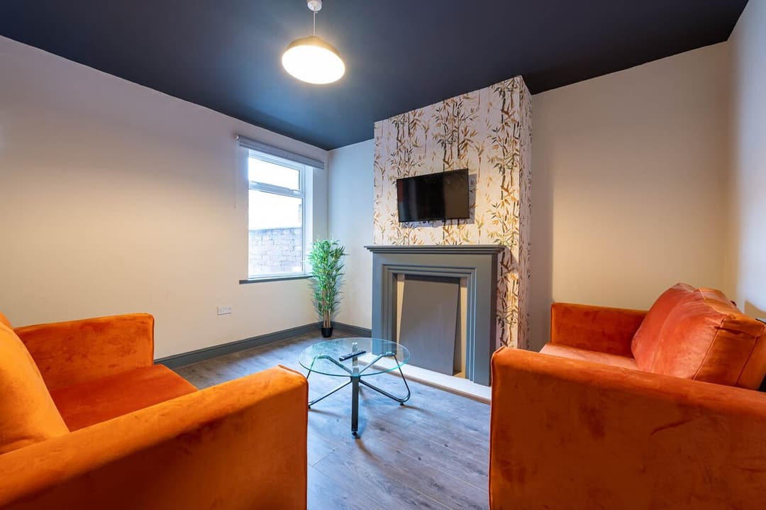 Warm And Cozy 4 Bedroom Home In Crewe - View 4