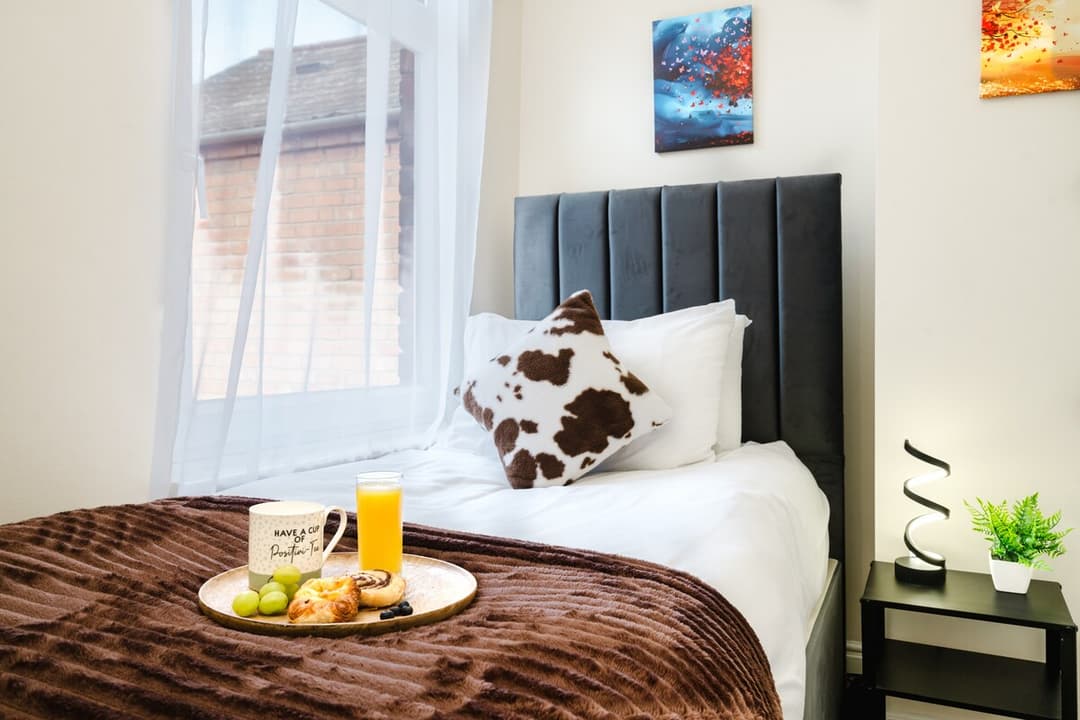 Cozy 4 Bed Home In Birmingham For Trade Stays - View 3