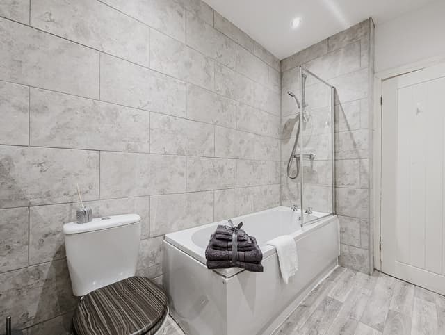 Modern 4 Bedroom House In Crewe | Ideal For Contractors - View 3