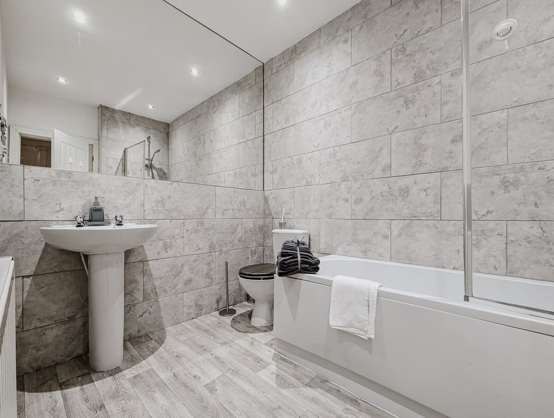 Modern 4 Bedroom House In Crewe | Ideal For Contractors - View 6