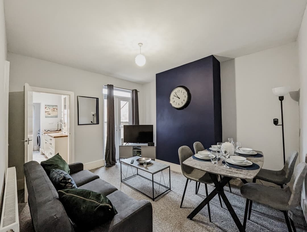Modern 4 Bedroom House In Crewe | Ideal For Contractors - View 10