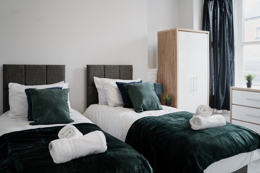 Modern 4 Bedroom House In Crewe | Ideal For Contractors - View 30