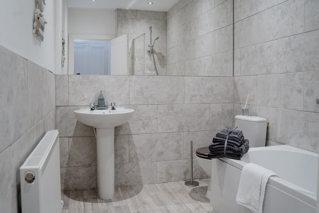 Modern 4 Bedroom House In Crewe | Ideal For Contractors - View 36