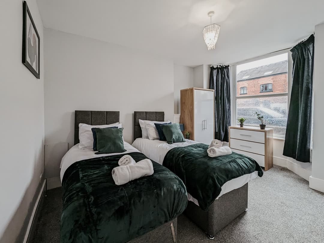 Modern 4 Bedroom House In Crewe | Ideal For Contractors - View 45