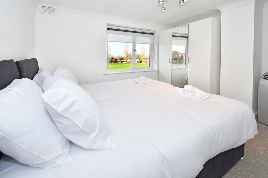 Entire 3 Bedroom Modern Home In Crewe - View 3