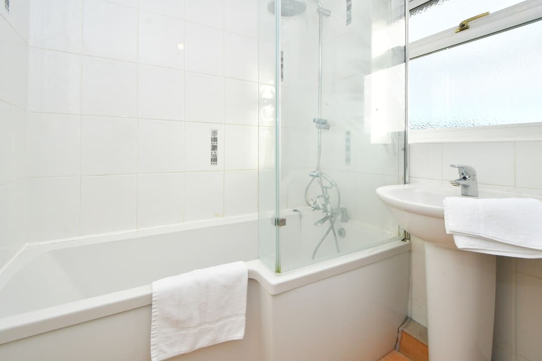 Entire 3 Bedroom Modern Home In Crewe - View 4
