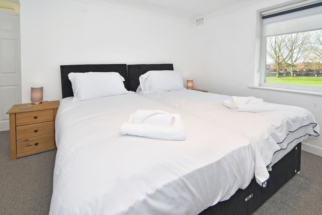 Entire 3 Bedroom Modern Home In Crewe - View 5