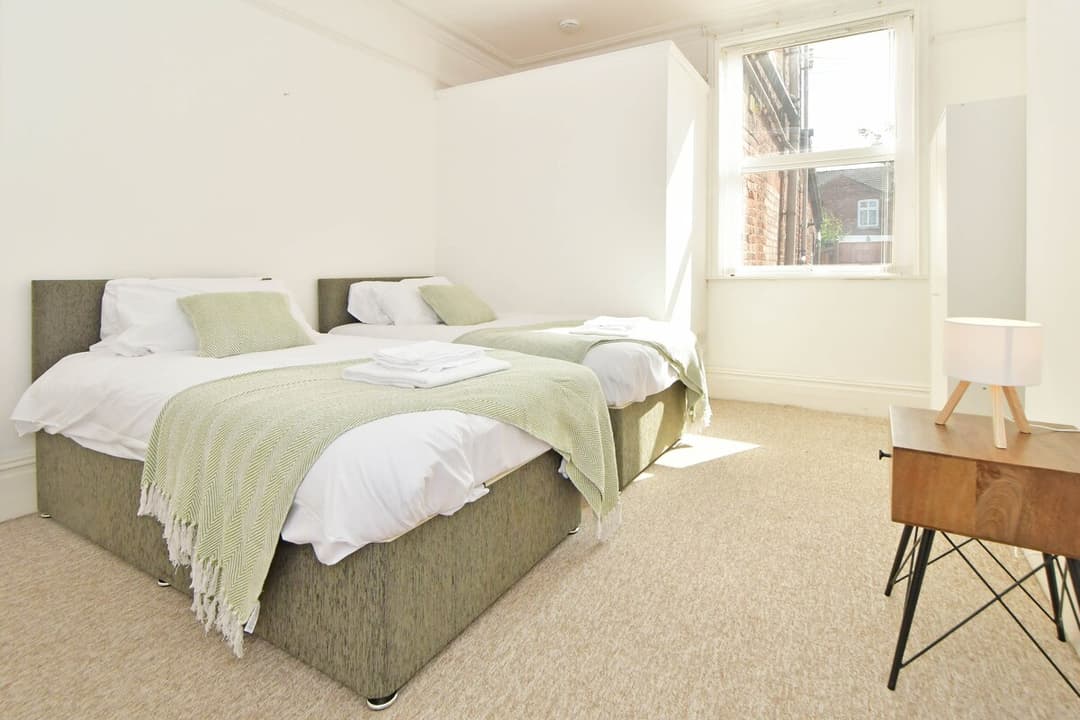 Entire 5 Bedroom Modern Home In Crewe - View 1