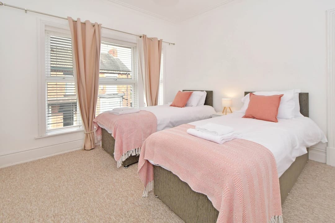 Entire 5 Bedroom Modern Home In Crewe - View 3