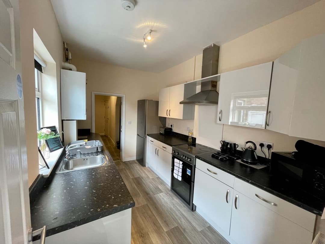 Stylish 5 Bedroom Home In Crewe - View 4