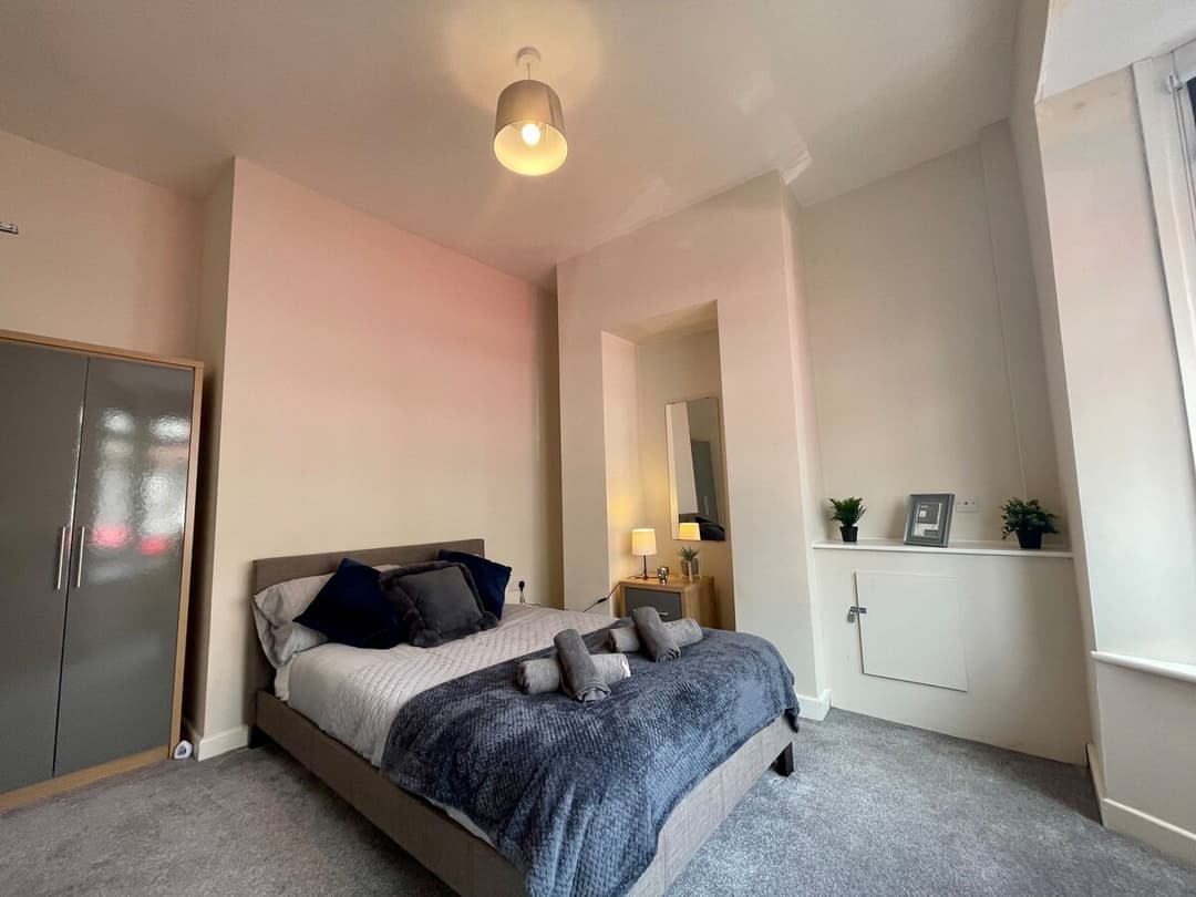 Stylish 5 Bedroom Home In Crewe - View 3