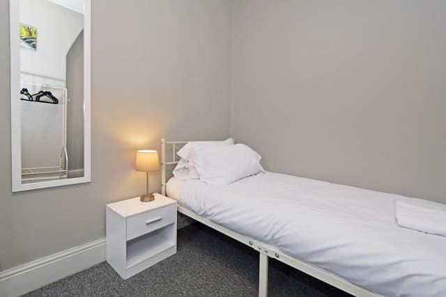 Spacious 2 Bedroom Modern Home In Crewe - View 2
