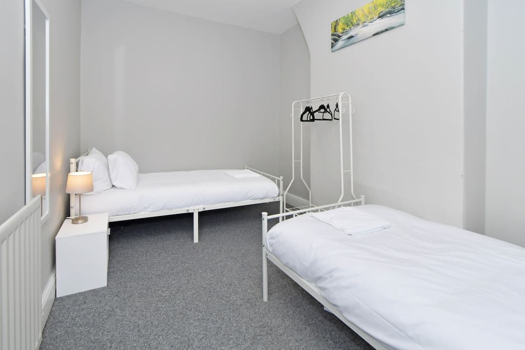 Spacious 2 Bedroom Modern Home In Crewe - View 4