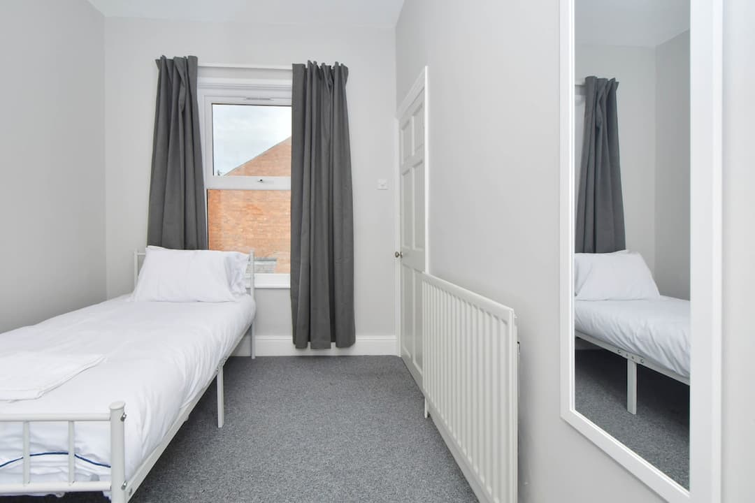 Spacious 2 Bedroom Modern Home In Crewe - View 5