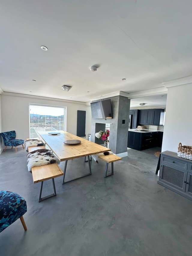 Luxury 5-bed - With Secure Gated Parking For 6 Vehicles - View 1