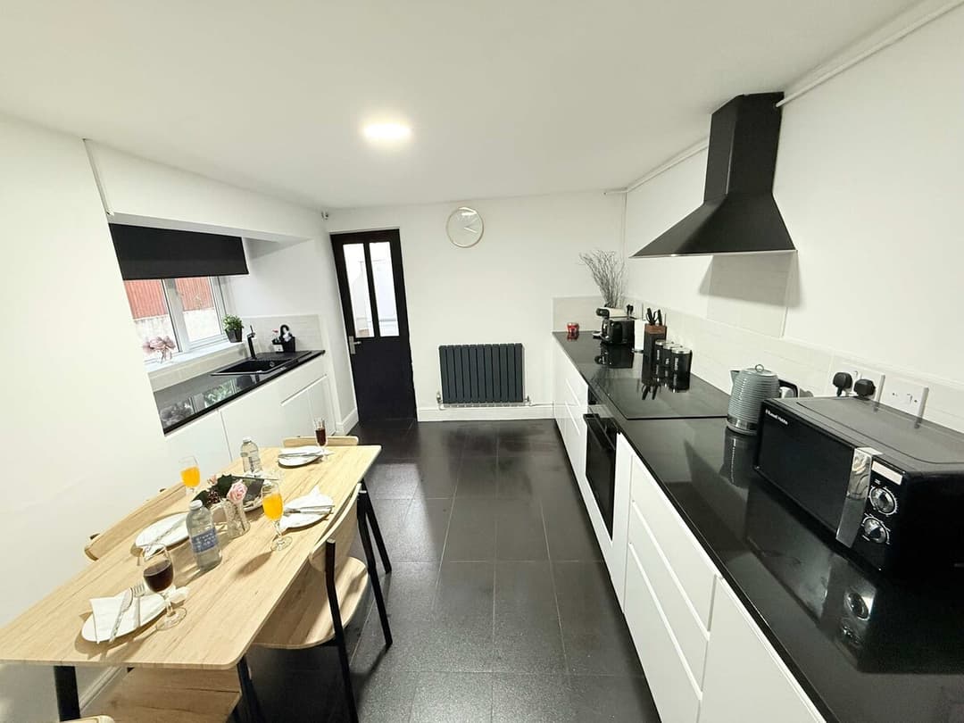 Free Parking, Fast Wi-fi, Self Check In House Near City Centre - View 4