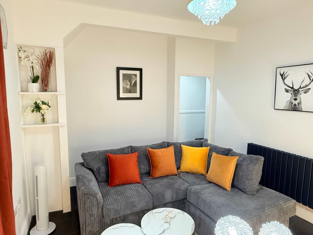 Free Parking, Fast Wi-fi, Self Check In House Near City Centre - View 5