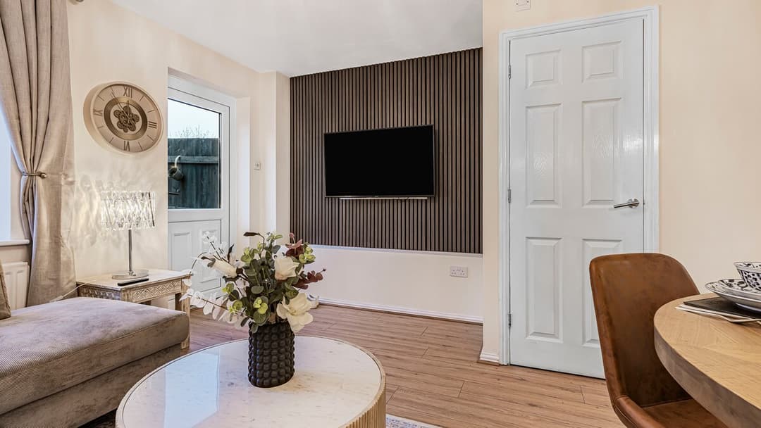 2 Bed Home near airport NEC JLR HS2 w/Free Parking - View 4