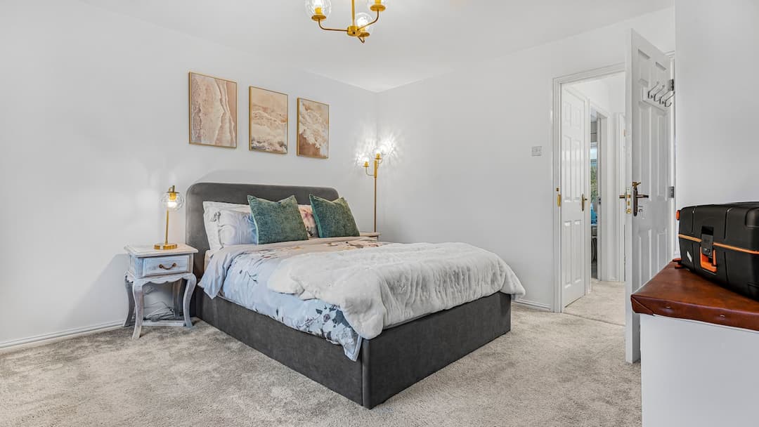 2 Bed Home near airport NEC JLR HS2 w/Free Parking - View 10