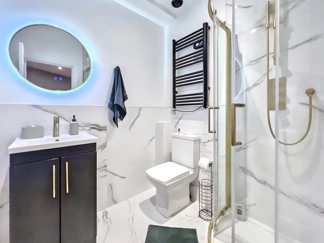 Stylish 3-Bed in Central Brighton + Free Parking - View 5