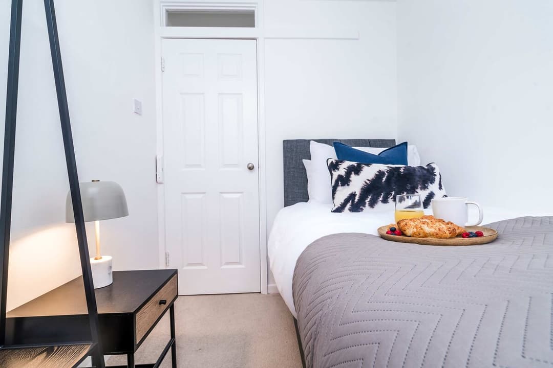 3 BDR House–Contractors–LongStays–15mins to London - View 3