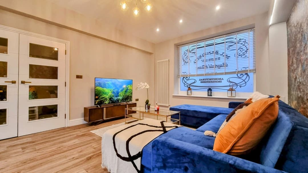 Spacious 4-Bed Brighton Townhouse & Free Parking - View 3