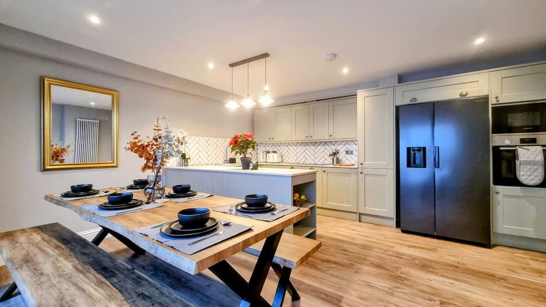 Spacious 4-Bed Brighton Townhouse & Free Parking - View 4
