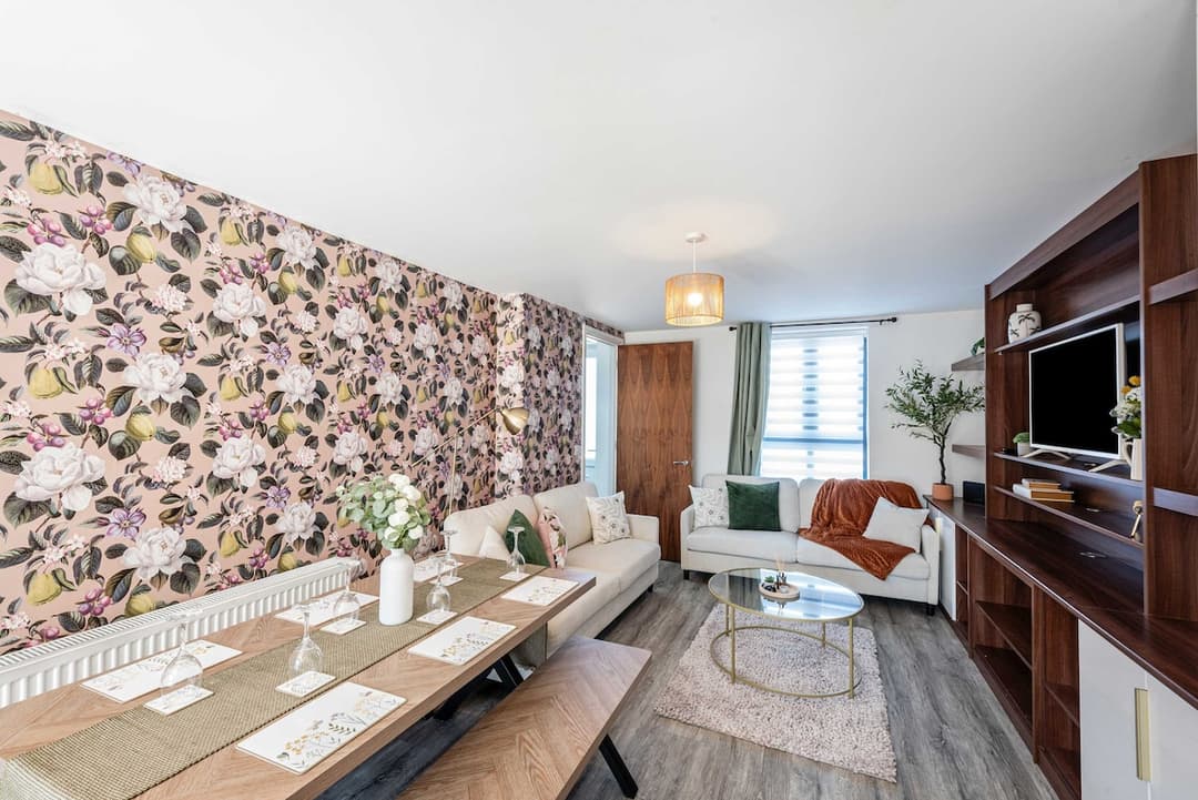 Spacious 5-bed Home With Easy Manchester Access - View 1