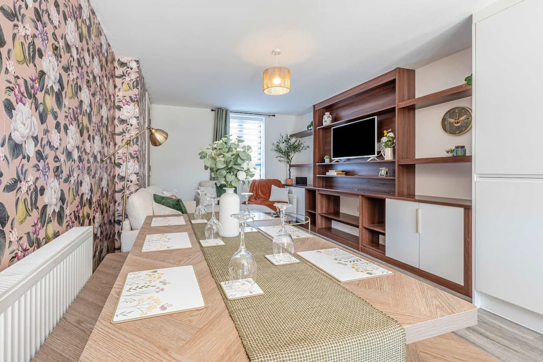 Spacious 5-bed Home With Easy Manchester Access - View 4