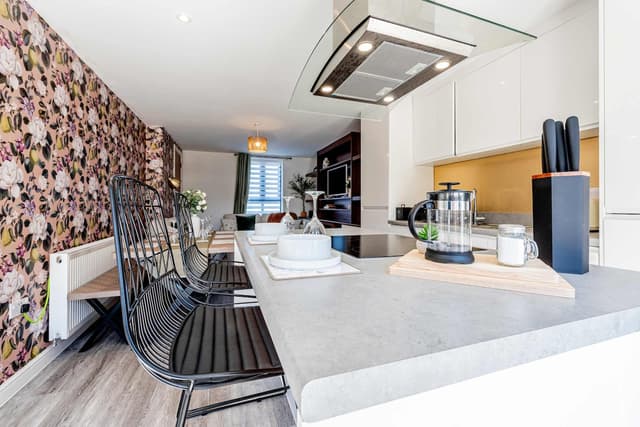Spacious 5-bed Home With Easy Manchester Access - View 4