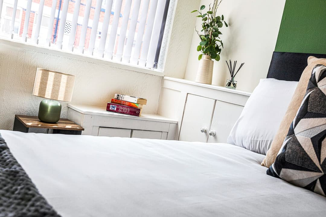 Modern 5 Bed House Contractor WiFi Insurance Stays - View 3